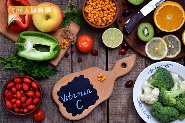 许多蔬菜水果富含满满的维生素c,抗氧化能力有助於消除眼部自由基