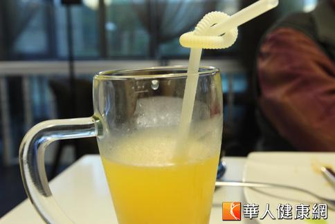 柳橙汁加1匙醋，可以讓柳橙汁的酸味增加，喝起來更清爽（攝影／黃志文）