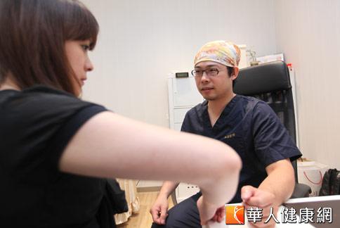 嚴烱誥醫師（右）指出，有狐臭的人，容易有社交與情緒的困擾，而手術治療才是根除狐臭的方法。（攝影／黃志文）（攝影／黃志文）