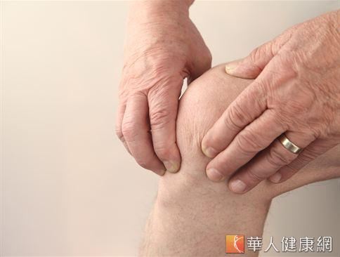 老人由於末梢血液循環不佳，常會有手腳麻木的問題產生。