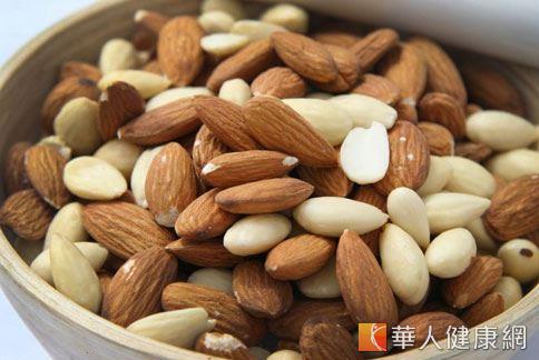 杏仁含有豐富的麩醯胺酸，可逐步轉化為GAB，幫助情緒放鬆、安定大腦神經，有助眠、抗焦慮的作用。
