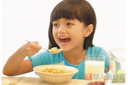 多吃高鈣食物，建議學童每天應喝至少500毫升牛奶。