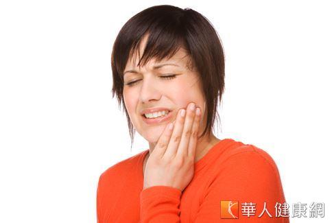 每次進食後出現頸部反覆腫脹疼痛要提高警覺，可能是唾液腺結石作祟。