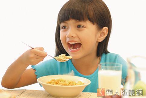 許多與食物有關的過敏症狀在幼兒時期就可察覺，爸爸媽媽要特別留心小孩的飲食內容。