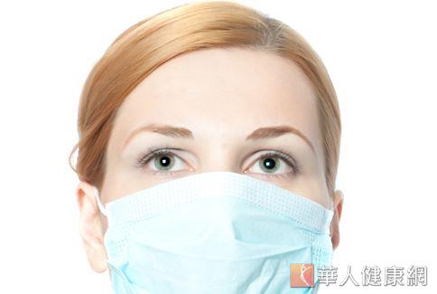 過敏性鼻炎患者戴口罩可保暖口鼻，但要注意每天更換或清洗。