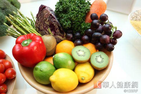 眼科醫師建議，要預防老年性黃斑部病變應多吃深色蔬果。