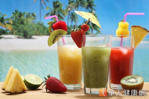 炎炎夏日最適合來杯消暑的飲品，營養師提醒每天喝瘦身果汁應以3杯為限，且每次不超過1杯。