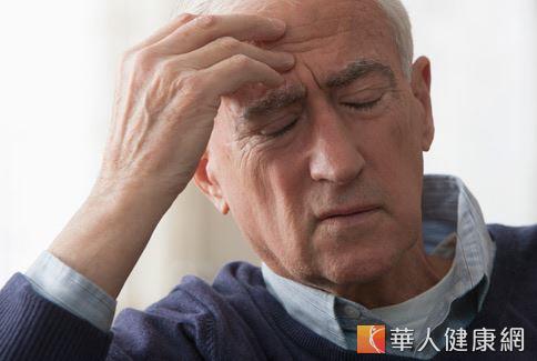老年人容易出現不明原因的耳石脫落症，有時不經意地做出某些特定姿勢就會突然感到眩暈難耐。
