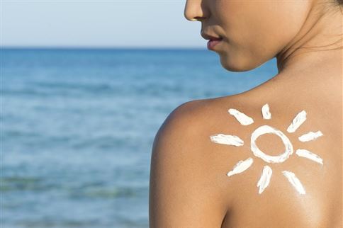 過度防曬可能阻斷人體吸收陽光所製造的維他命D，維他命D不足恐會影響鈣質吸收。