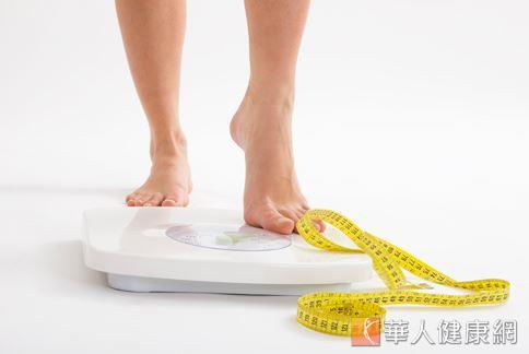 怕肥怕胖，體重過度下降至低於標準的85％，是厭食症的常見表現。