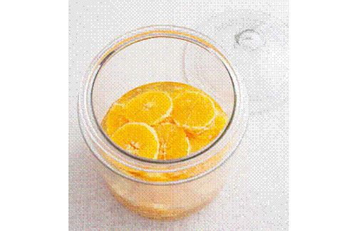 柑橘类的橘络（白丝部分），含有许多高抗氧化作用的多酚，最好连橘络一起腌渍，与果肉中维生素C 的双重效果，可使皮肤与血管更强壮，还能预防老化。