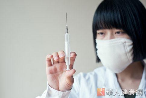 有生育需求的多囊性卵巢症候群患者,則需透過效果較強的施打排卵針等方式,改善卵巢不排卵的問題,使卵巢排卵,以利受孕。