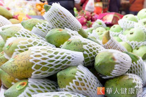 坊間謠傳吃青木瓜可豐胸，但中醫師表示青木瓜的主要功能是調理腸胃，沒有那麼大的豐胸效果。