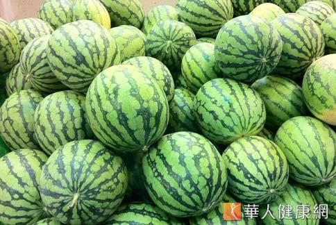 西瓜含水量高又富含維生素C，屬夏日寒涼性水果。（圖片／本網站資料照片）