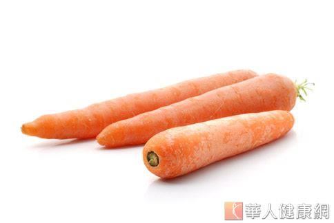 許多天然蔬果中都有植化素存在，例如，胡蘿蔔中的β-胡蘿蔔素，以及含有木質多酚的五味子等，都是常見在日常飲食獲得的植物營養素。