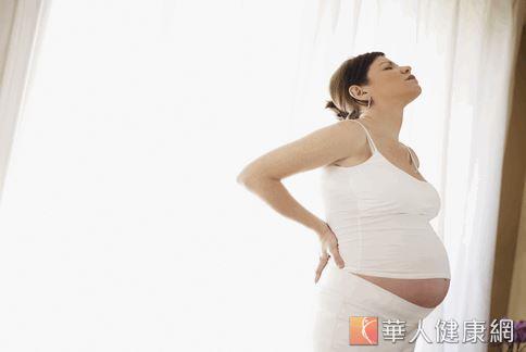 女性懷孕時期容易出現腰痠背痛的現象。美國《赫芬頓郵報》整理了幾招瑜珈動作，幫助孕婦伸展身體，紓緩痠痛。