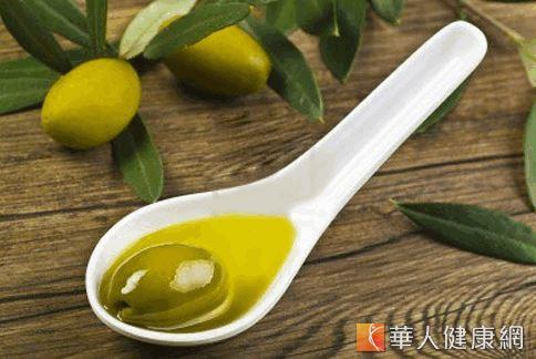 特級初榨橄欖油富含單元不飽合脂肪酸，可以幫助緩解血糖飆升，避免身體把過多的葡萄糖轉換成脂肪，儲存在腰間。