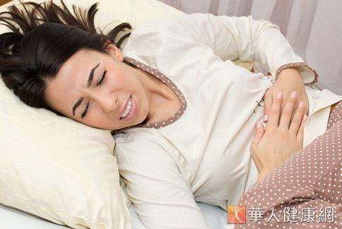 胃食道逆流所引起的慢性咳嗽，患者易在吃飽飯後或平躺時感覺症狀更嚴重。