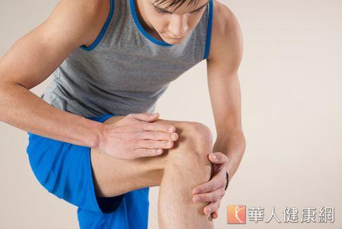 車禍撞傷膝蓋的人感覺疼痛，但此疼痛可能隱藏著難以察覺的膝關節韌帶斷裂及半月板破裂。圖非事件人物。
