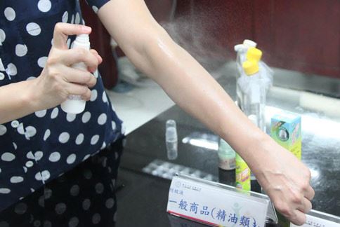 夏季蚊蟲多，民眾常使用防蚊產品避免叮咬。（圖片提供／台北市衛生局）