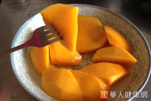 芒果屬於熱性食材，易容易誘發上火和皮膚過敏的「發物」，過敏體質者不宜多吃。（圖片／華人健康網資料照片）