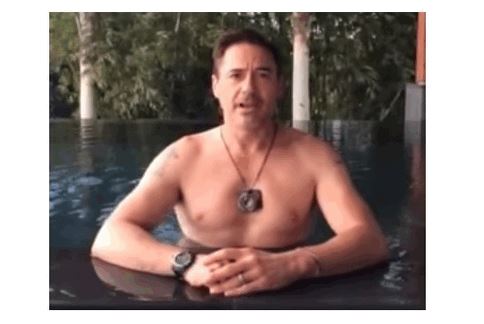 鋼鐵人小勞勃道尼在泳池接受「ALS冰桶潑水挑戰」。（圖片／截取自小勞勃道尼Facebook）
