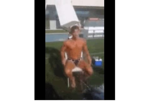 足球天王C羅（Cristiano Ronaldo），穿著小短褲接受冰桶潑水挑戰，並點名美國天后珍妮佛羅培茲等人。（圖片／截取自YouTube）