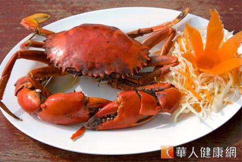 許多人認為蝦、蟹等海鮮膽固醇含量高而不敢食用，甚至近而遠之。