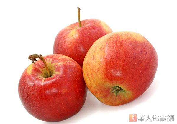 蘋果皮的纖維質和維生素都比蘋果肉多，可幫助腸胃蠕動和減重。