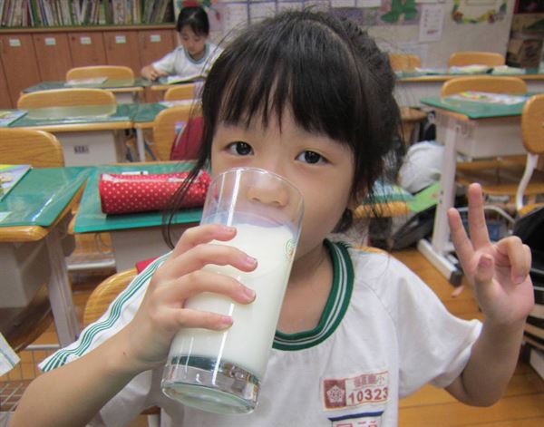 董氏基金會表示，學童補鈣應選對方法，每天2杯低脂鮮奶幾乎可補充一日所需鈣質。（圖片提供／董氏基金會）