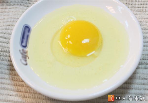 美國雞蛋協會指出，單看蛋黃顏色不見得可以知道營養價值，卻能藉著顏色深淺，進一步推斷母雞吃的飼料。