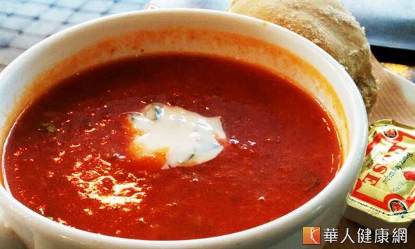 取新鮮番茄和綜合蔬菜煮成湯，可提升身體抗氧化能力和代謝力，進而預防老化。