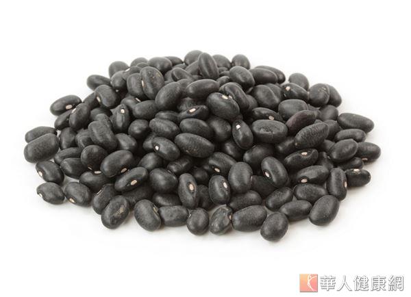 黑豆味甘性平，被稱為「腎之穀」，成分中的卵磷脂可促進脂肪代謝、降低血脂。