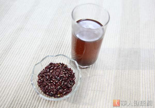 赤小豆經過萃取獲得外皮較多的皂苷素，製成飲品，有不錯的利水消腫效果。