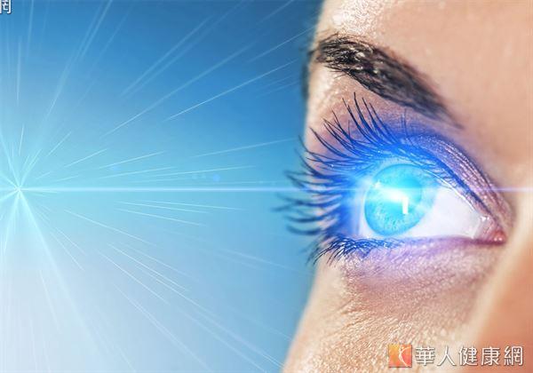 長時間接觸藍光，容易造成眼部產生大量的自由基，加速老化的速度，使黃斑部病變問題提早報到。