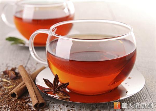 紅茶不但有豐富的抗氧化成份，能預防中風、糖尿病，若用於體外，還有能止癢消炎、去除腳臭等，有許多令人意想不到的保健效果。