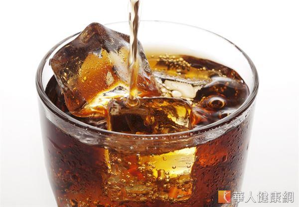 研究發現可樂的酸鹼值可消化纖維，氣泡可加速結石的崩解。