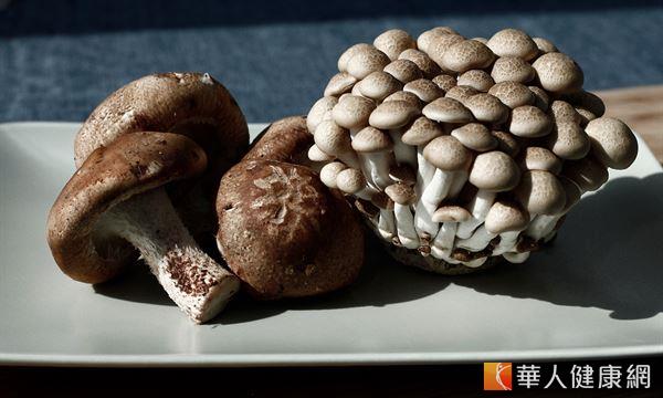 香菇和鴻喜菇，因為含有多醣體，有助於達到防癌、抗癌的效果。