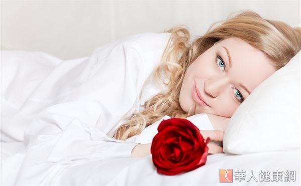 中醫認為玫瑰花入肝,有疏肝理氣、幫助放鬆的作用,適合用於泡澡,但敏感性膚質者應少用或選擇乾燥花。