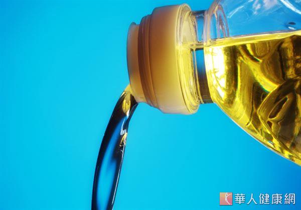 頂新黑心油品毒害台灣，同樣身受其害的的江守山醫師，日前向台北地院申請支付命令已受裁准。