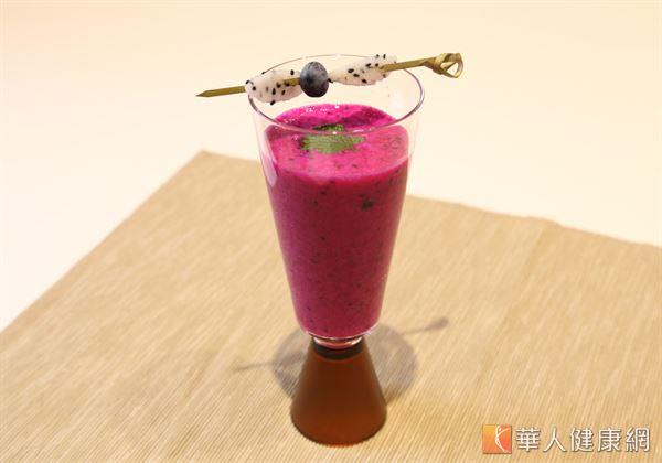 滋味香甜、口感滑順的紅龍果藍莓汁，含有豐富的膳食纖維，適度飲用有助改善便祕。（攝影／洪毓琪）