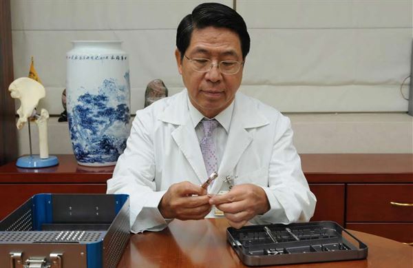 台北榮總醫院副院長陳天雄，發明最新抗穿出動態骨釘骨板系統，是髖部骨折患者的福音。（圖片提供／台北榮總醫院）