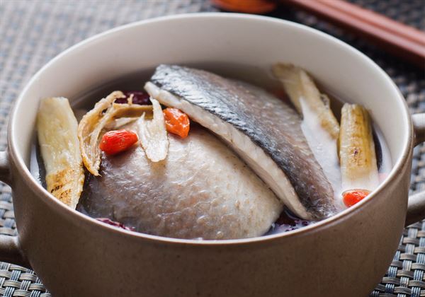 清爽美味的黃耆當歸魚湯，不僅食材準備簡單，熱量也相當低。（圖片／台北市聯醫陽明院區黃萾芬營養師提供）
