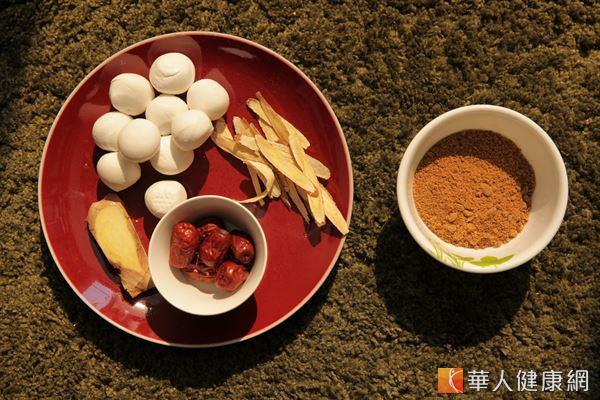 中式藥材就可以做成好喝補血的甜湯，即使對藥材味道不太能接受的人，也比較不會排斥！（攝影／江旻駿）