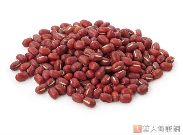 紅豆含有豐富纖維和皂苷，都具有促進腸胃蠕動的效果，而鐵質更能幫助改善血液循環。