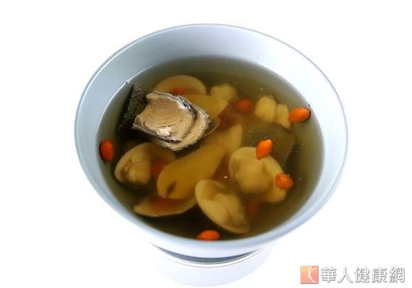 冬天來碗滋補氣血的魚皮湯，增添好氣色。（攝影／江旻駿）