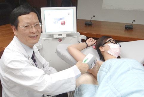 台南奇美醫學中心引進「微波熱能除汗儀器」，治療腋下多汗症。（圖片提供／奇美醫學中心）