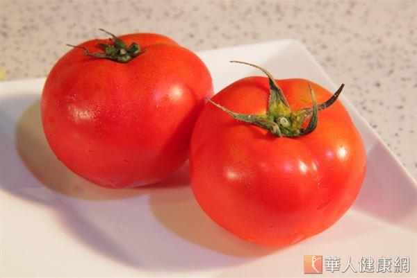 大蕃茄屬於蔬菜類，平均一顆大概只有25 大卡的熱量，且富含膳食纖維，很適合作為烹調用菜