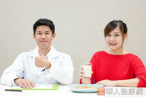 游承逸營養師（左）表示，國人愛喝豆漿，含高鈣的黃豆飲品最讓女性消費者所青睞。（攝影／江旻駿）