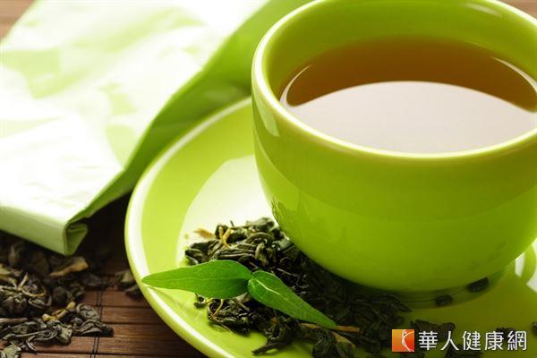 抹茶中的綠茶素可提高肝臟中解毒酵素的活性，消除肝細胞內所堆積的油泡。圖僅為茶飲畫面。
